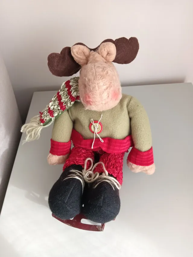 Reno de peluche en trineo
