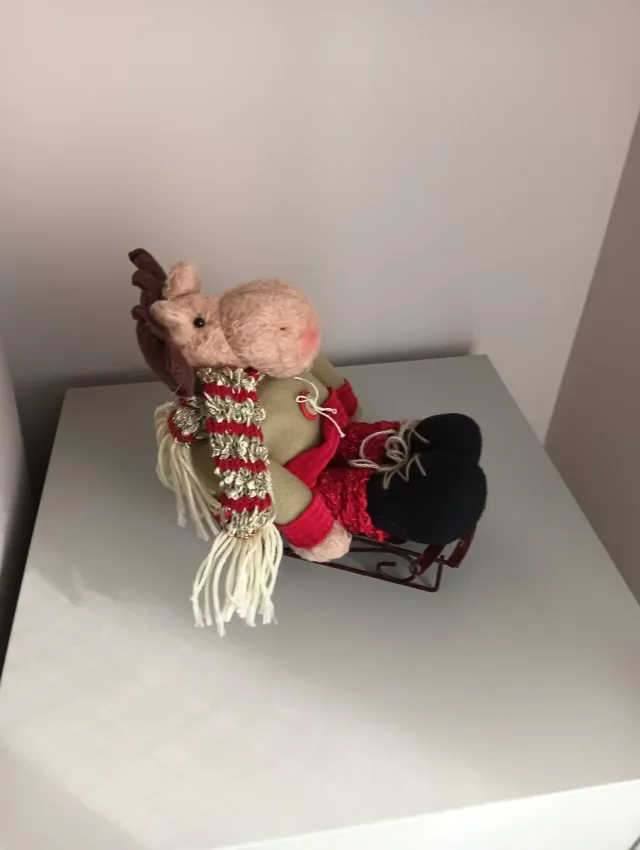 Reno de peluche en trineo