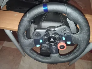 Volante Logitech con pedales para PS4