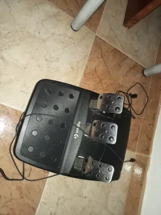 Volante Logitech con pedales para PS4