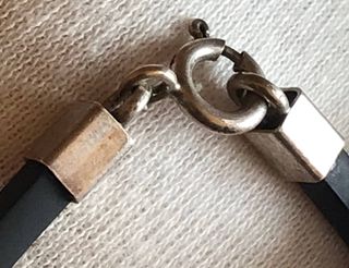 Pulsera Plata Ley Goma Negra + Regalo