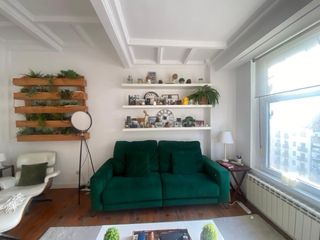 Sofá de terciopelo verde