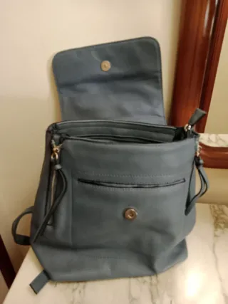 Mochila azul de cuero