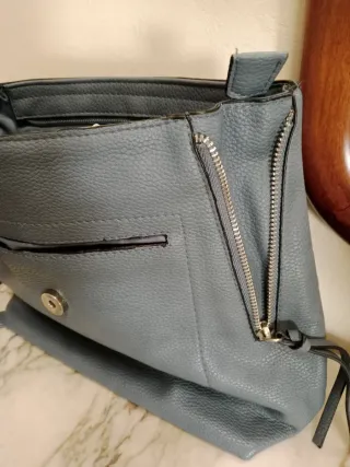 Mochila azul de cuero