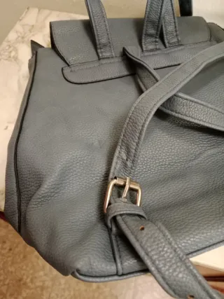 Mochila azul de cuero