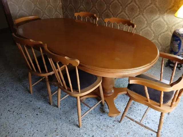 Tavolo da pranzo e sei sedie