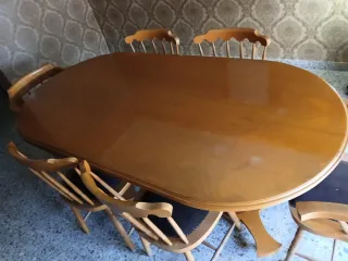 Tavolo da pranzo e sei sedie