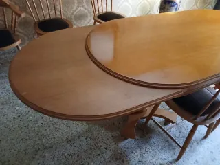 Tavolo da pranzo e sei sedie