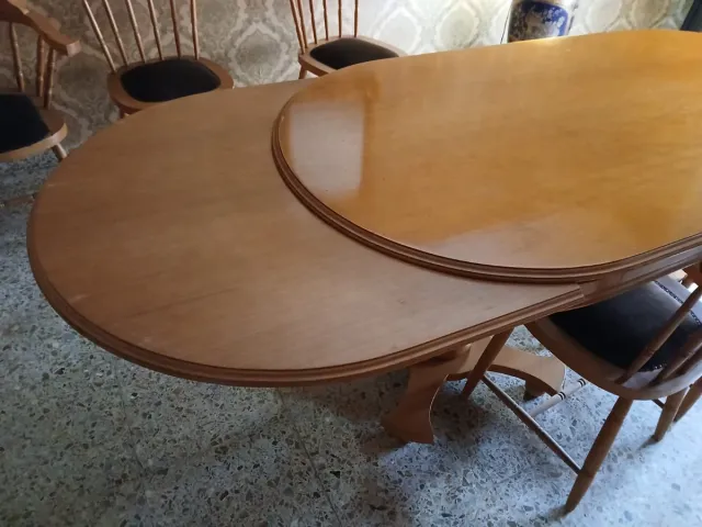 Tavolo da pranzo e sei sedie