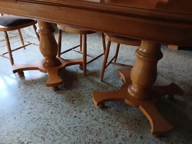 Tavolo da pranzo e sei sedie