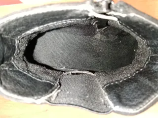 Botines negros con plataforma y hebilla