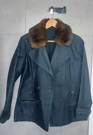 Abrigo con cuello de piel sintética forro polar