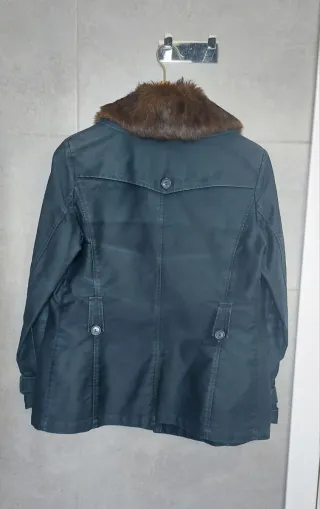 Abrigo con cuello de piel sintética forro polar