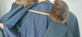 Abrigo con cuello de piel sintética forro polar