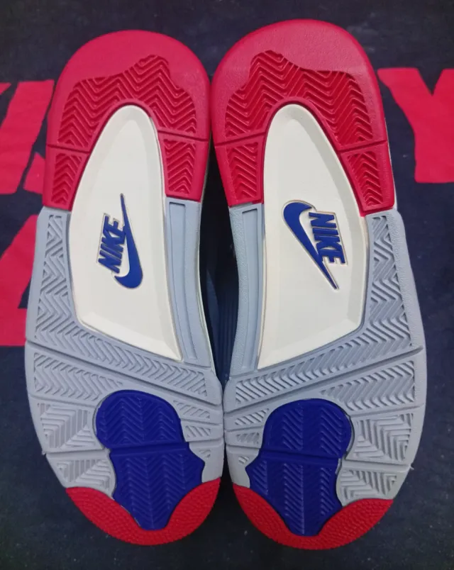 Jordan 4 Rare Air Negro Rojo