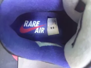 Jordan 4 Rare Air Negro Rojo