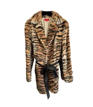 Abrigo de pelo de conejo estampado tigre.