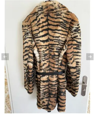 Abrigo de pelo de conejo estampado tigre.