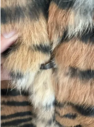 Abrigo de pelo de conejo estampado tigre.