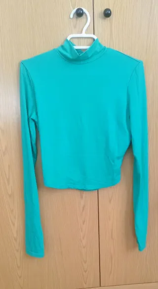 Camiseta Bershka cuello alto verde