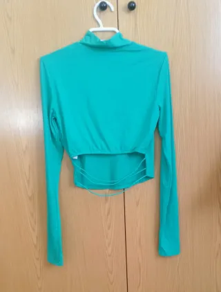 Camiseta Bershka cuello alto verde