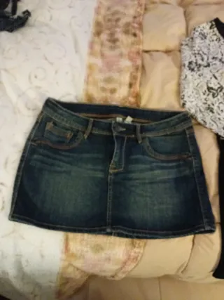 Vestido blanco y negro estampado y dos faldas.