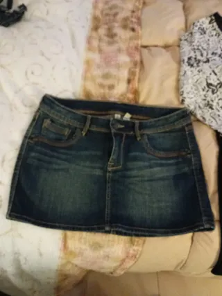 Vestido blanco y negro estampado y dos faldas.