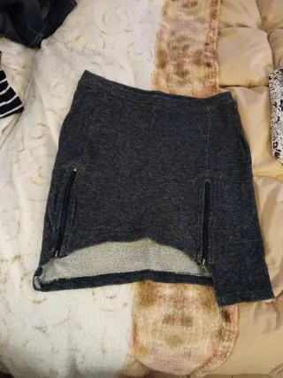 Vestido blanco y negro estampado y dos faldas.