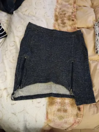 Vestido blanco y negro estampado y dos faldas.