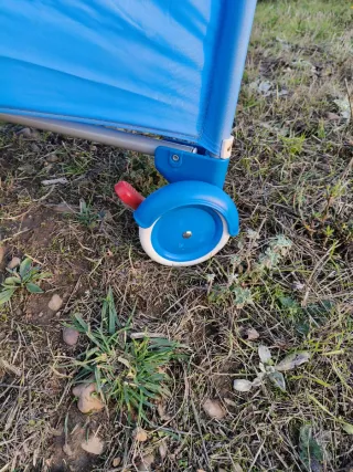 Cuna de viaje azul con diseño de delfín