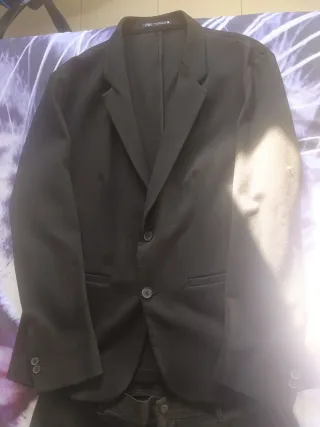 Traje juvenil ZARA negro puesto solamente una vez.