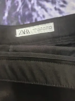 Traje juvenil ZARA negro puesto solamente una vez.