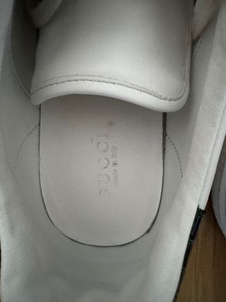 Zapatillas 1:1 Blancas con Tiras Verdes y Rojas