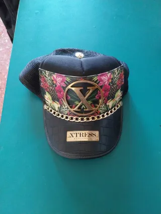 Gorra XTRESS Negra con Detalles Dorados