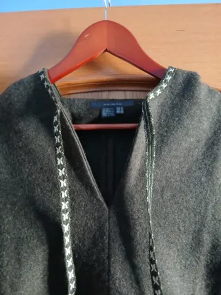 Chaqueta poncho Zara capucha paño XL. No da talla
