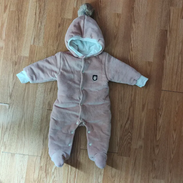 Tuta neonato rosa con cappuccio e pompon