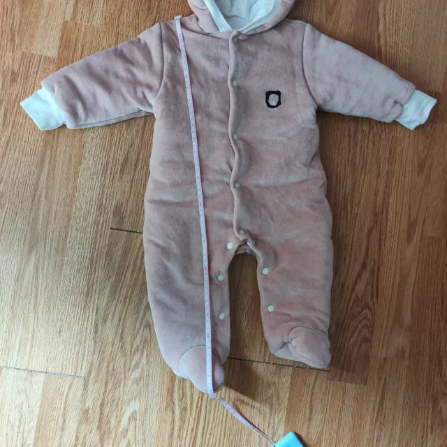 Tuta neonato rosa con cappuccio e pompon