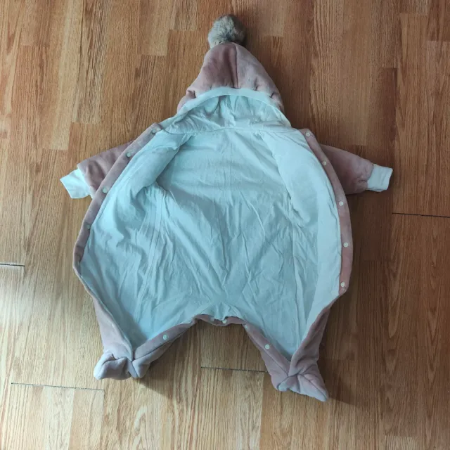 Tuta neonato rosa con cappuccio e pompon