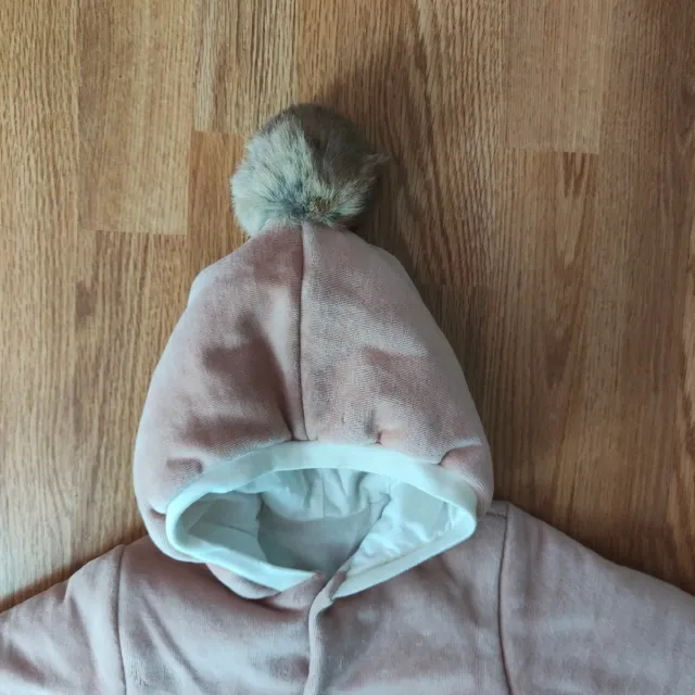 Tuta neonato rosa con cappuccio e pompon