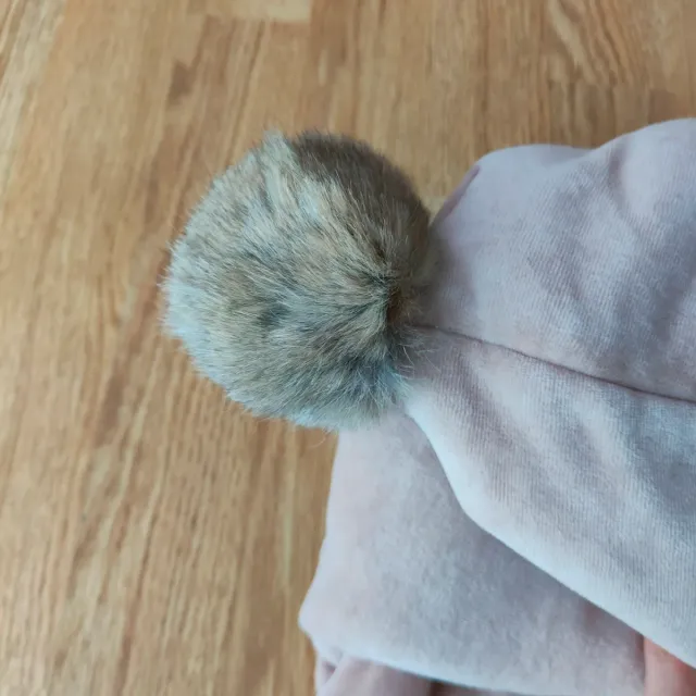 Tuta neonato rosa con cappuccio e pompon