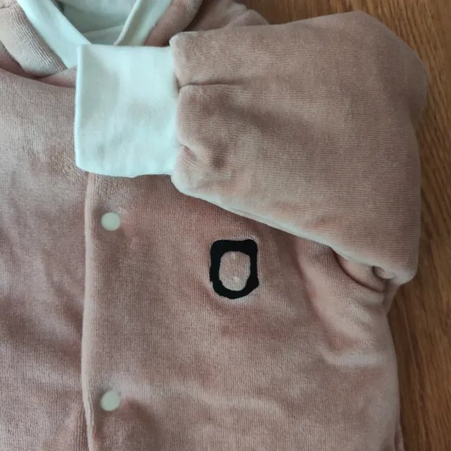 Tuta neonato rosa con cappuccio e pompon