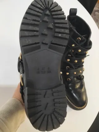 Botas negras con detalles dorados