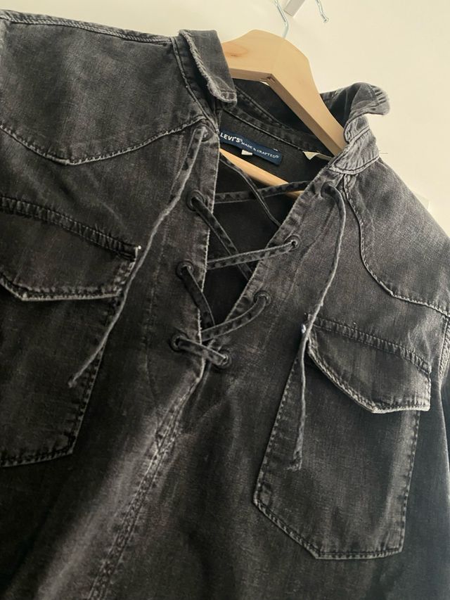 Camisa Levi's Negra con Cordones