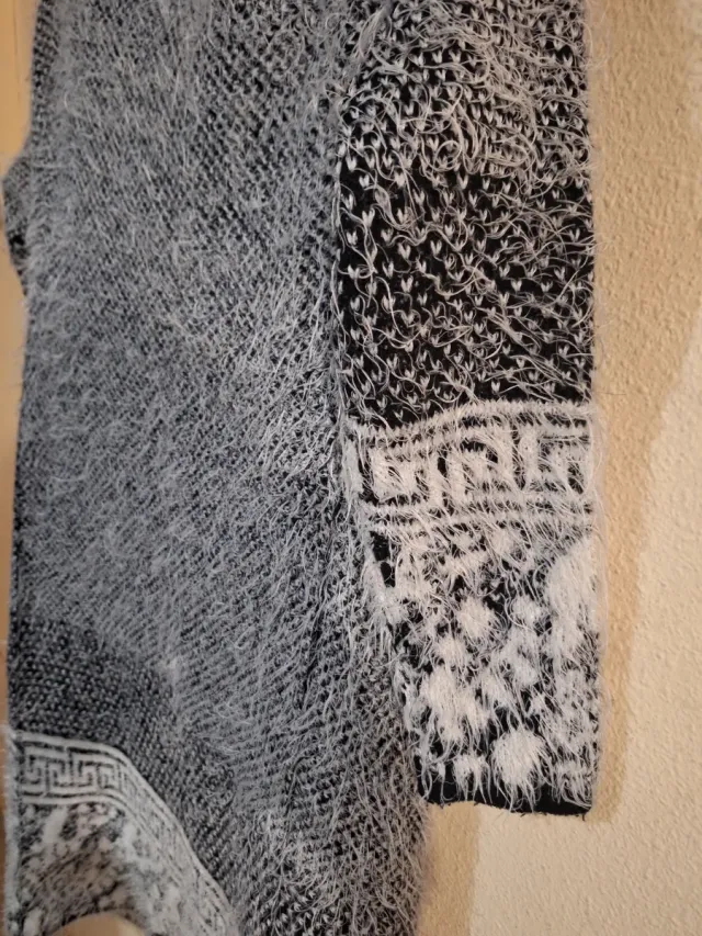 Abrigo largo tejido gris y blanco