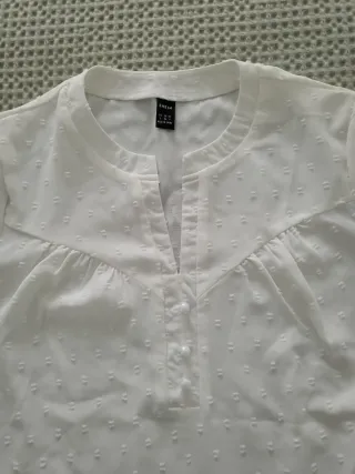 Camisa blanca con puntos