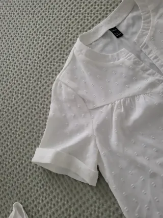 Camisa blanca con puntos