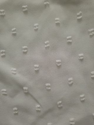 Camisa blanca con puntos