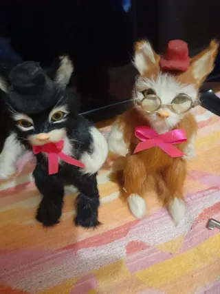 Coppia gatti vintage con cappello e fiocco