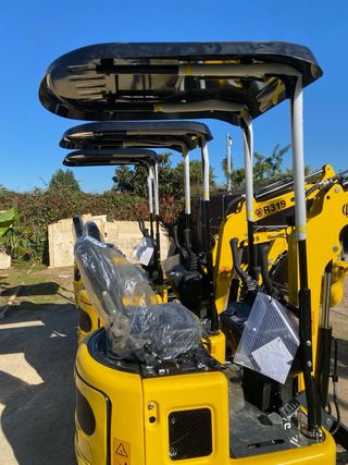 Mini excavadora R319