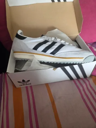 Zapatillas Adidas grises y blancas